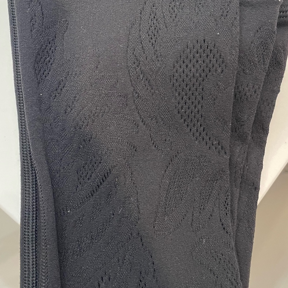 Lululemon reveal tights. Black. Size 4